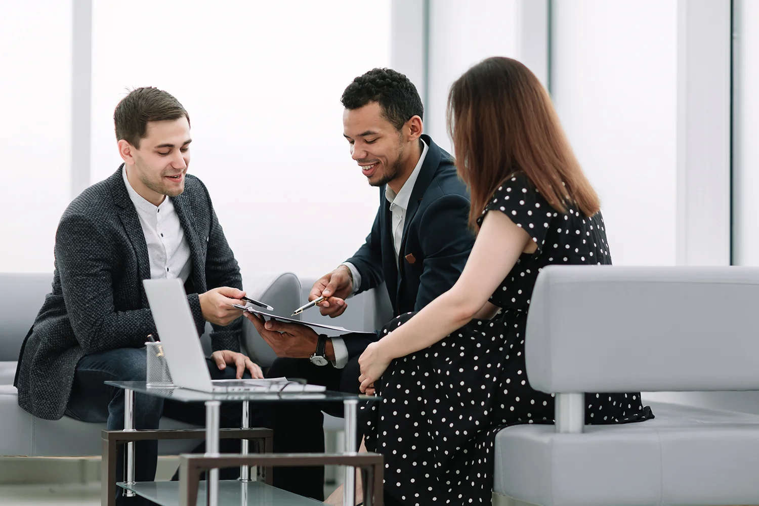 Burow Finance – Consulting GmbH – Ein Berater bespricht die Vertragsbedingungen mit dem jungen Paar